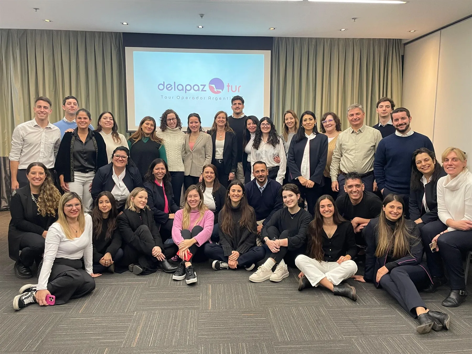 El equipo de De la Paz Tur reunido en las oficinas